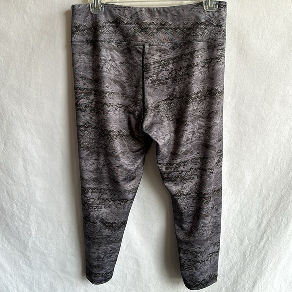 Earth Yoga gray Aztec print capris leggings, size L - Picture 4 of 7